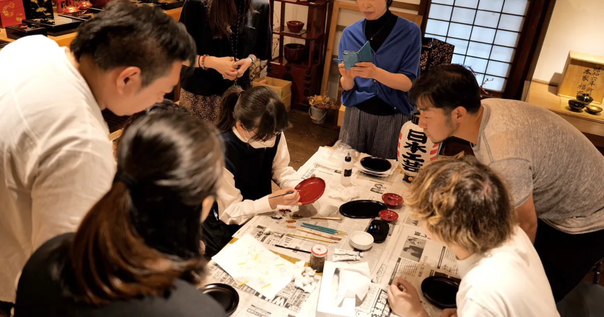 日本工芸堂 商品イメージ — 漆器の絵付け体験